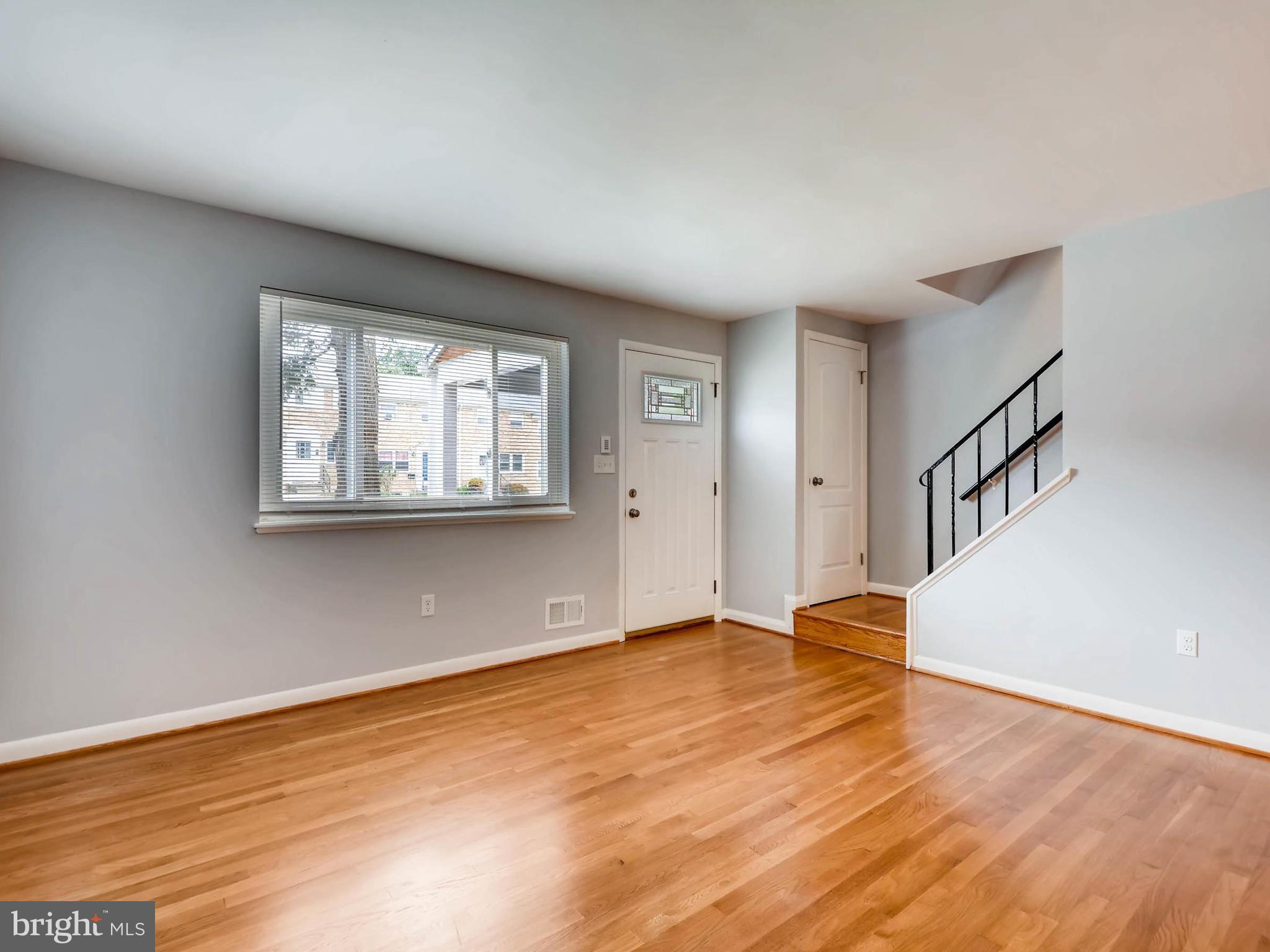 613 Queensgate Road Baltimore, MD 21229 - Photo 7 of 30 Living Room