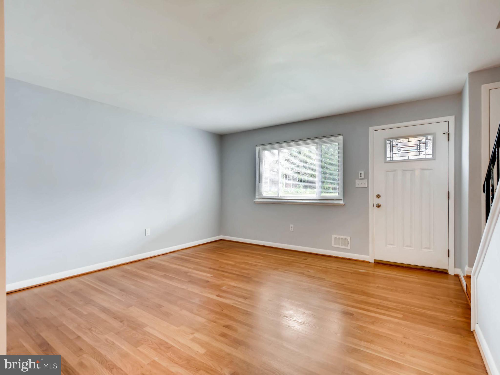 613 Queensgate Road Baltimore, MD 21229 - Photo 8 of 30 Living Room