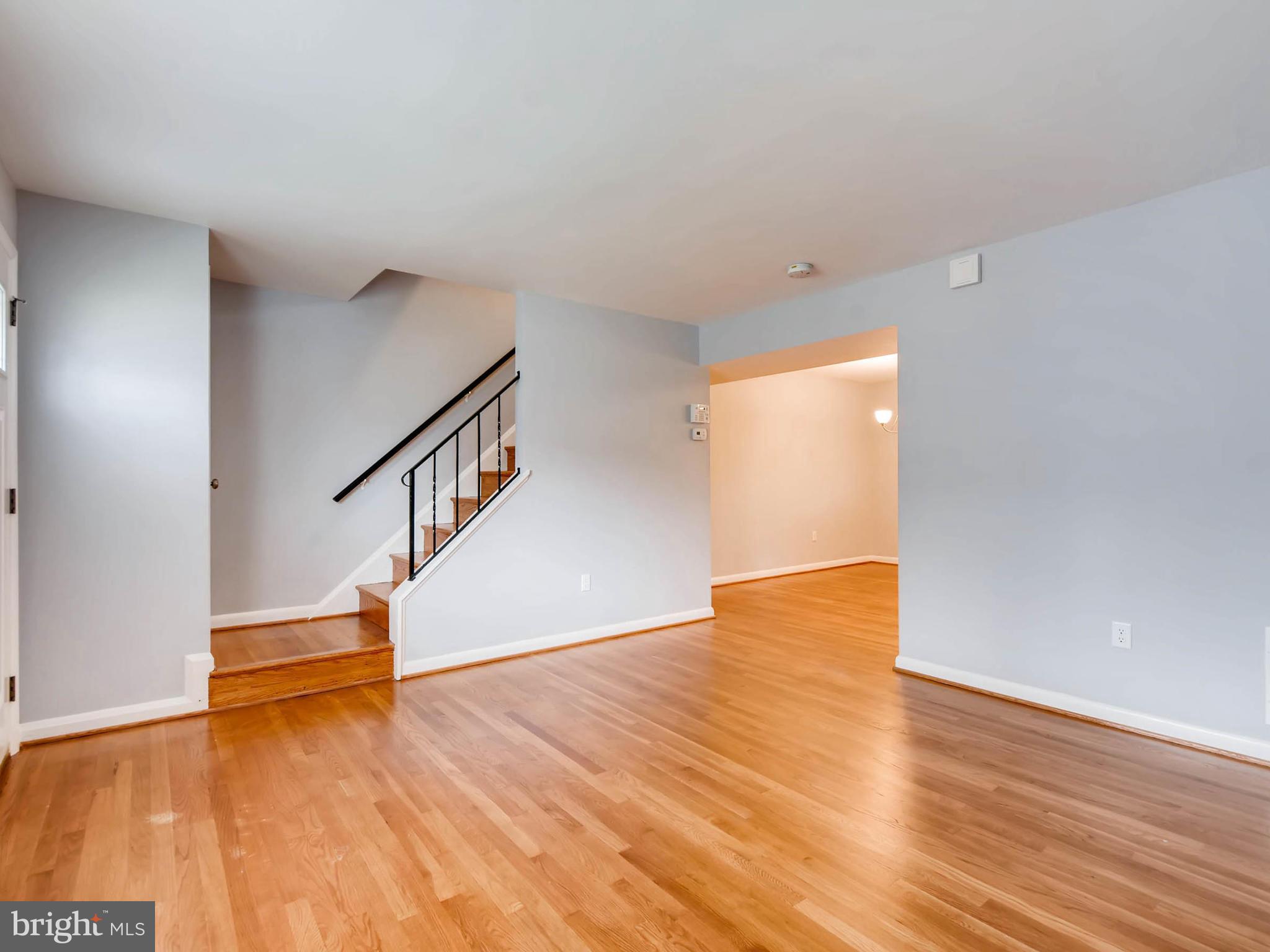 613 Queensgate Road Baltimore, MD 21229 - Photo 9 of 30 Living Room