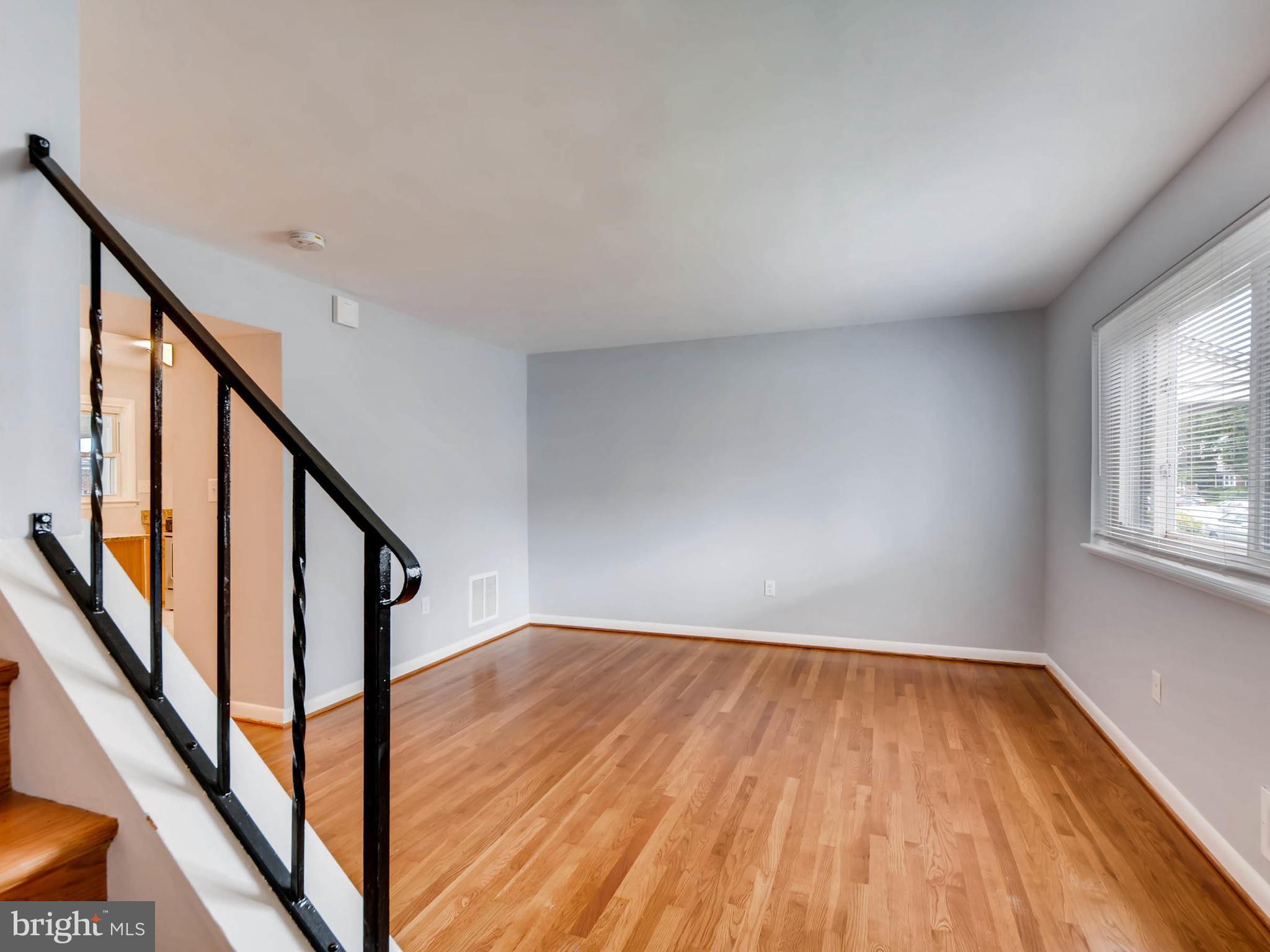 613 Queensgate Road Baltimore, MD 21229 - Photo 10 of 30 Living Room