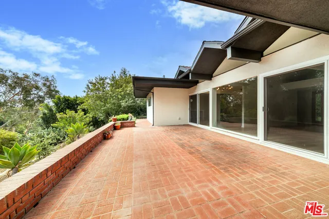 a view of an house with backyard and garden
