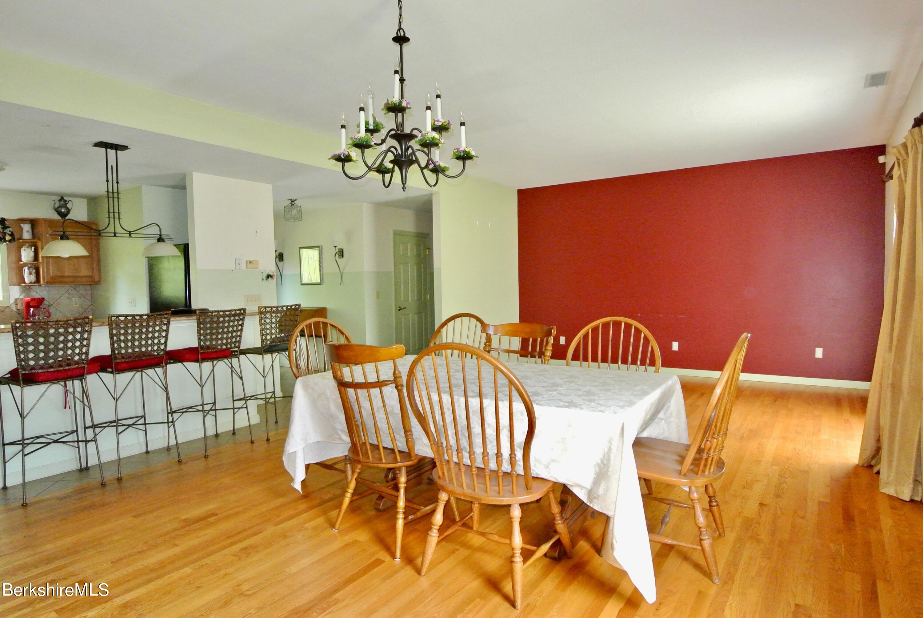 Wing dining area