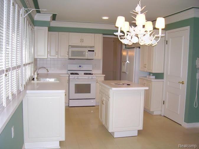 1079 Hemlock Drive Rochester, MI 48307 - Photo 17 of 53 6.jpg