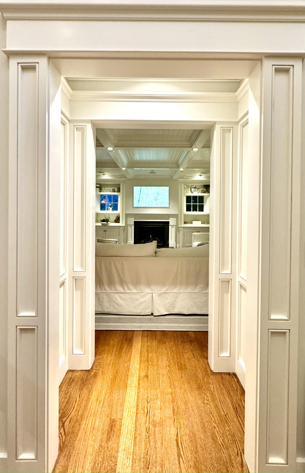 107 Summersea Road Mashpee, MA 02649 - Photo 4 of 29 a living room with a bed and a fireplace