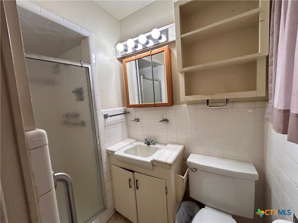 614 Apollo Drive Edna, TX 77957 - Photo 14 of 41 Master Bathroom