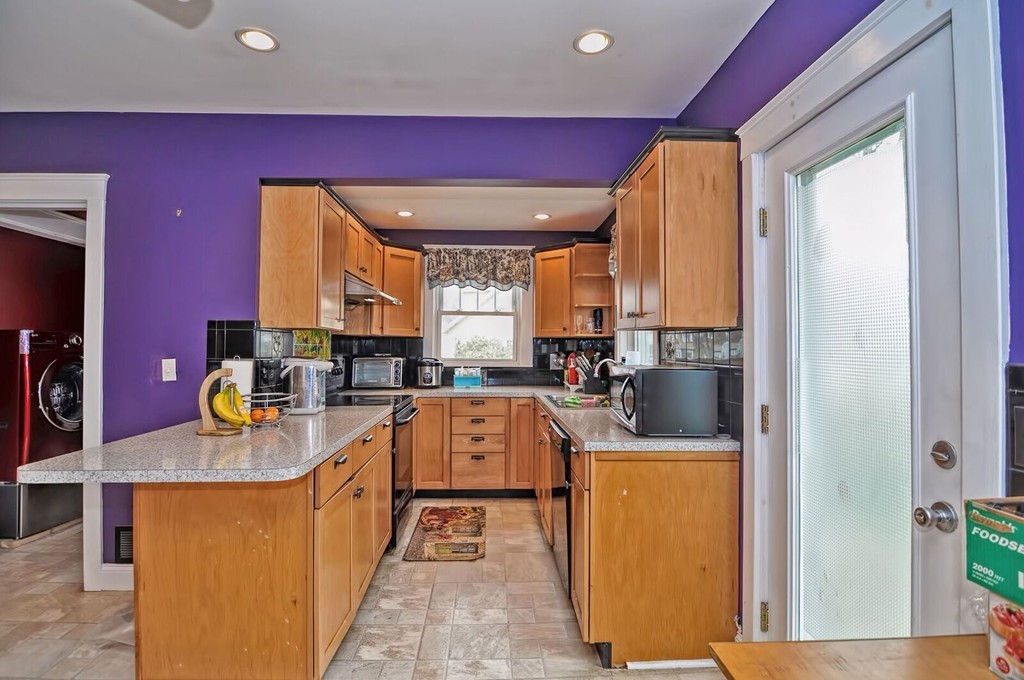 21 Ridgeway Street Quincy, MA 02170 - Photo 6 of 24 Gallery Image 6