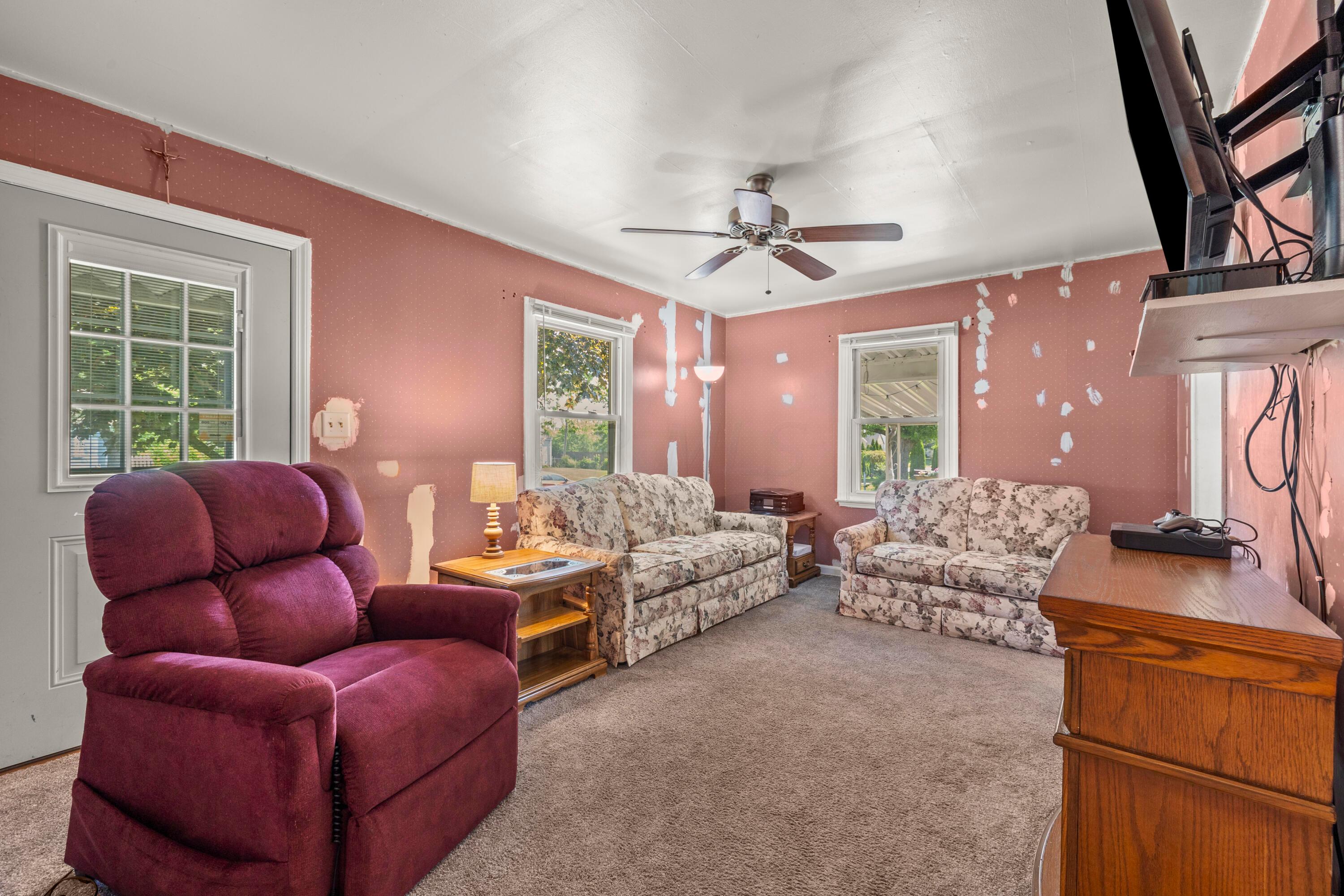 1733 Audrey Road Columbus, OH 43224 - Photo 10 of 32 6_living room 02