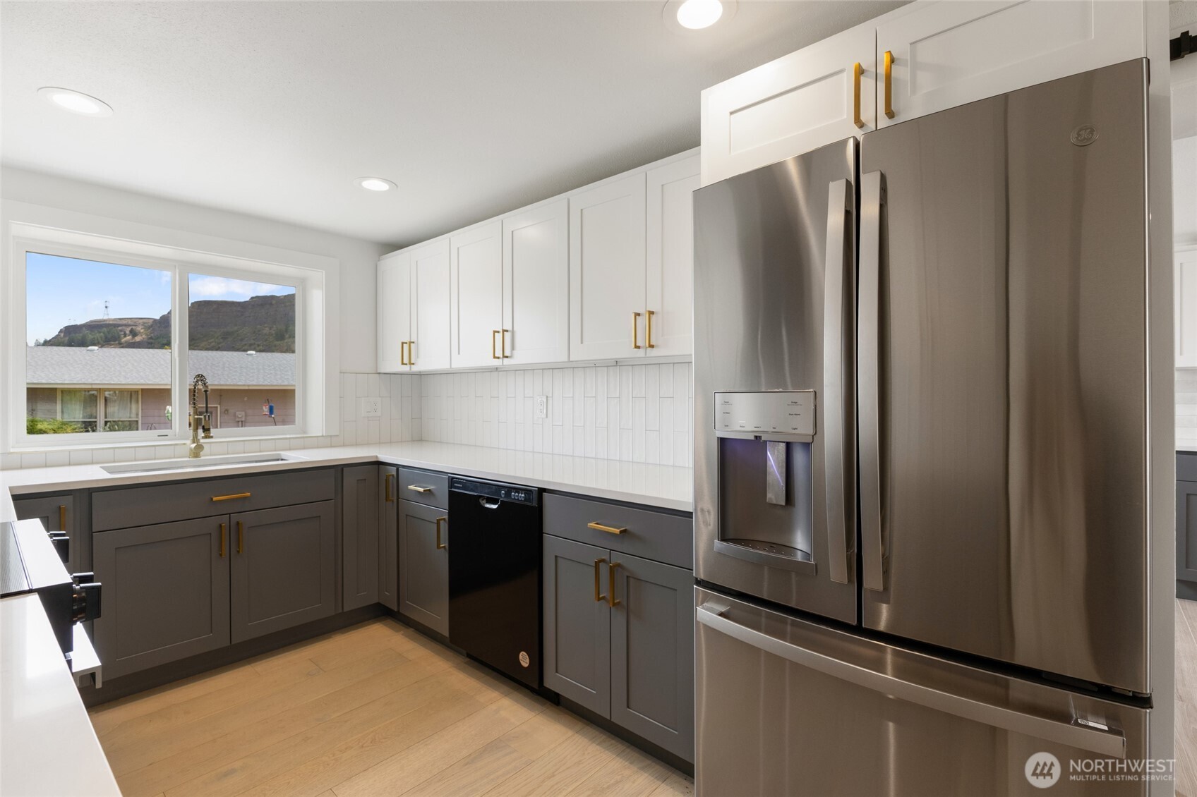77 Diamond Street Electric City, WA 99123 - Photo 11 of 40 a kitchen with stainless steel appliances granite countertop a refrigerator and a sink