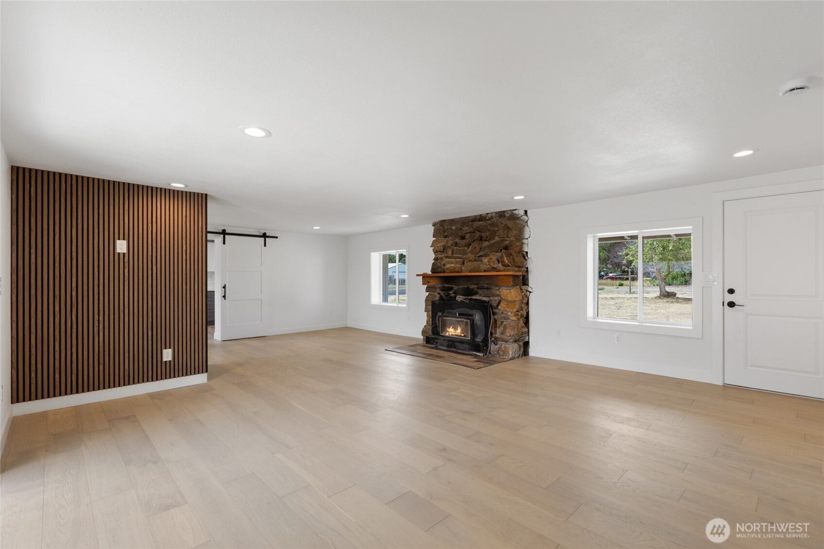 77 Diamond Street Electric City, WA 99123 - Photo 8 of 40 an empty room with furniture and a fireplace