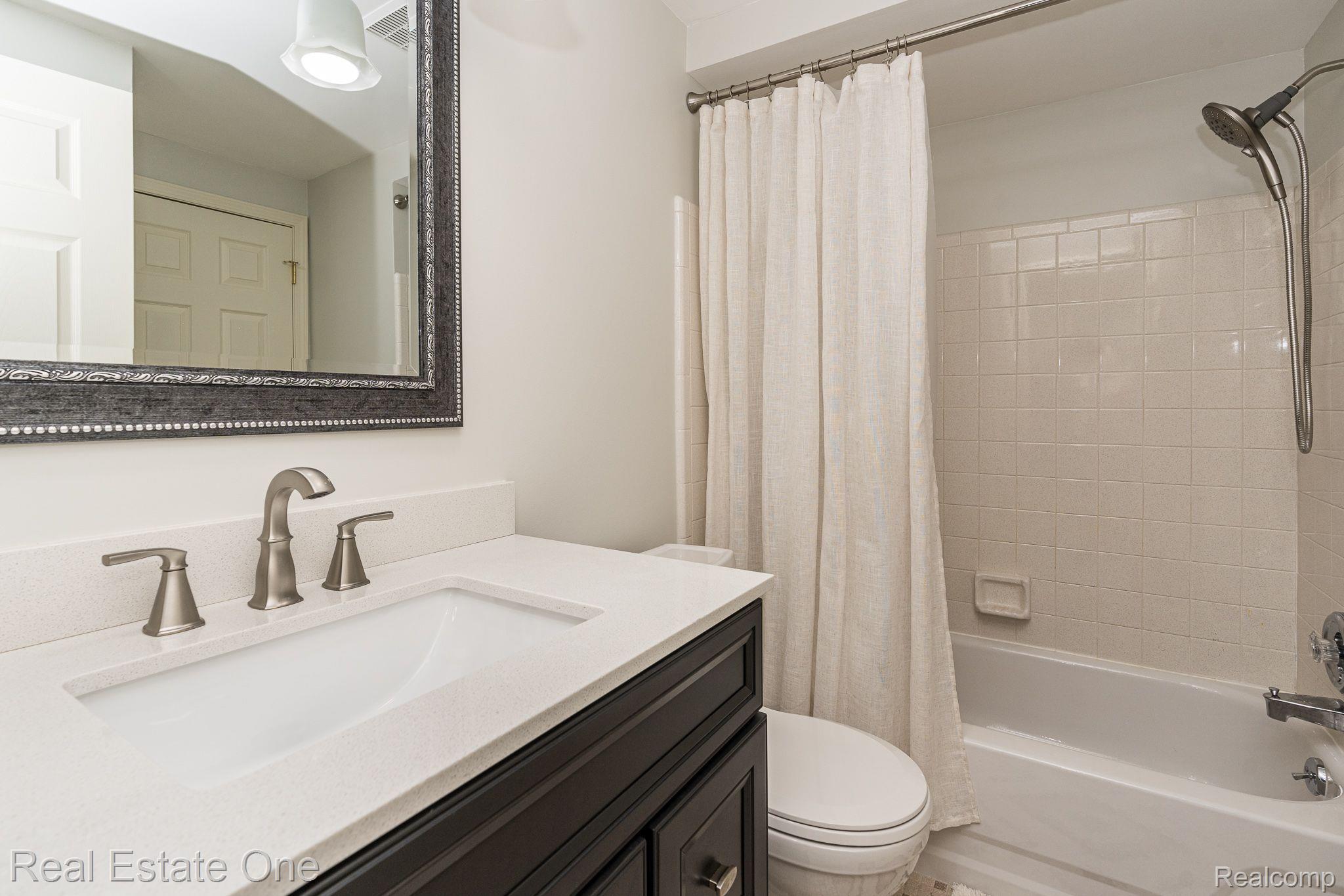 1846 Streamedge Court Rochester, MI 48309 - Photo 12 of 25 Gallery Image 12