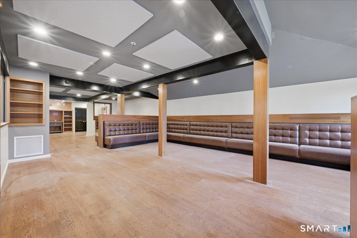 78 Main Street Centerbrook, CT 06409 - Photo 6 of 22 Table and bench seating