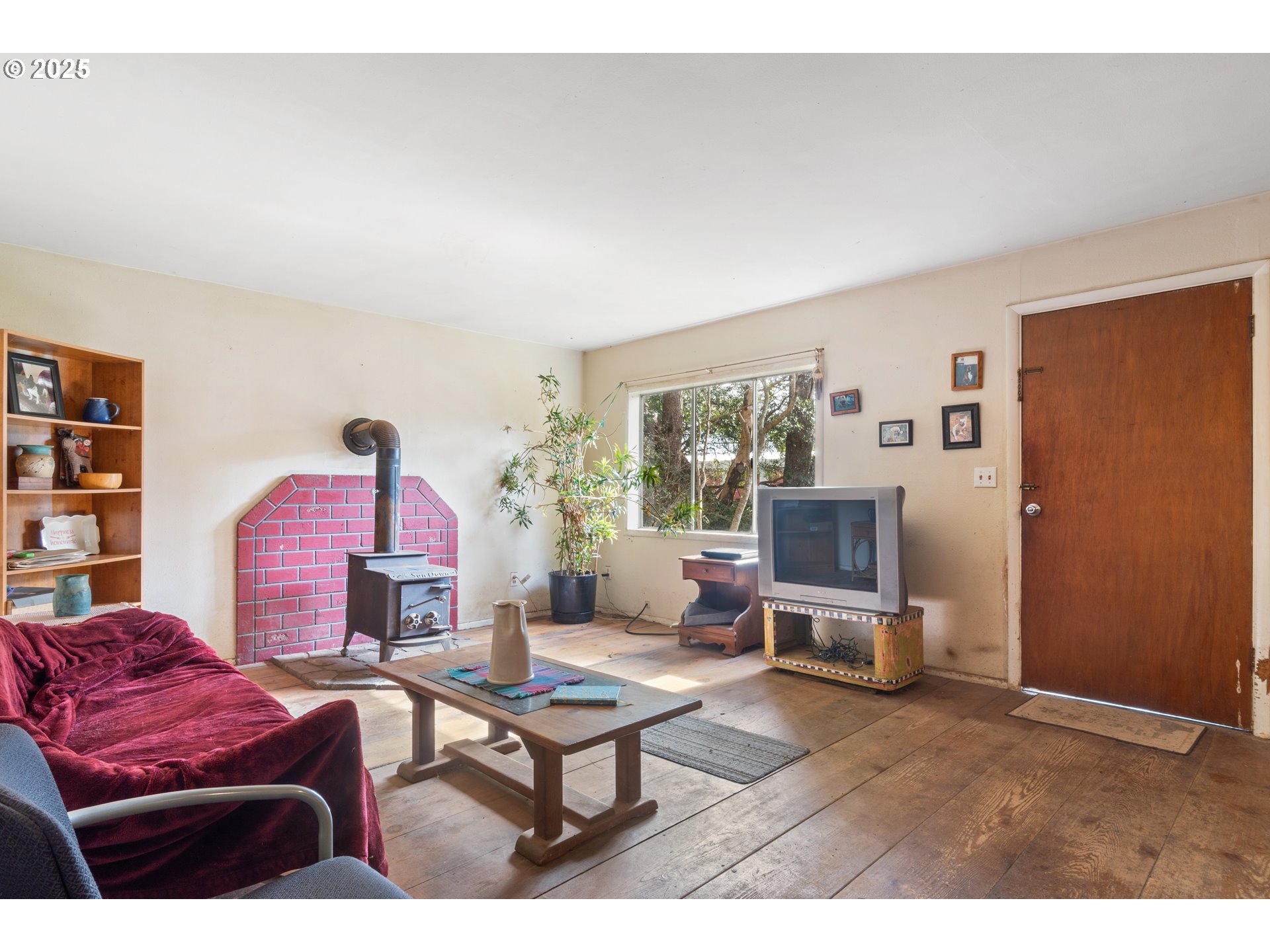 628 13th Street Port Orford, OR 97465 - Photo 9 of 10 a living room with furniture and a window
