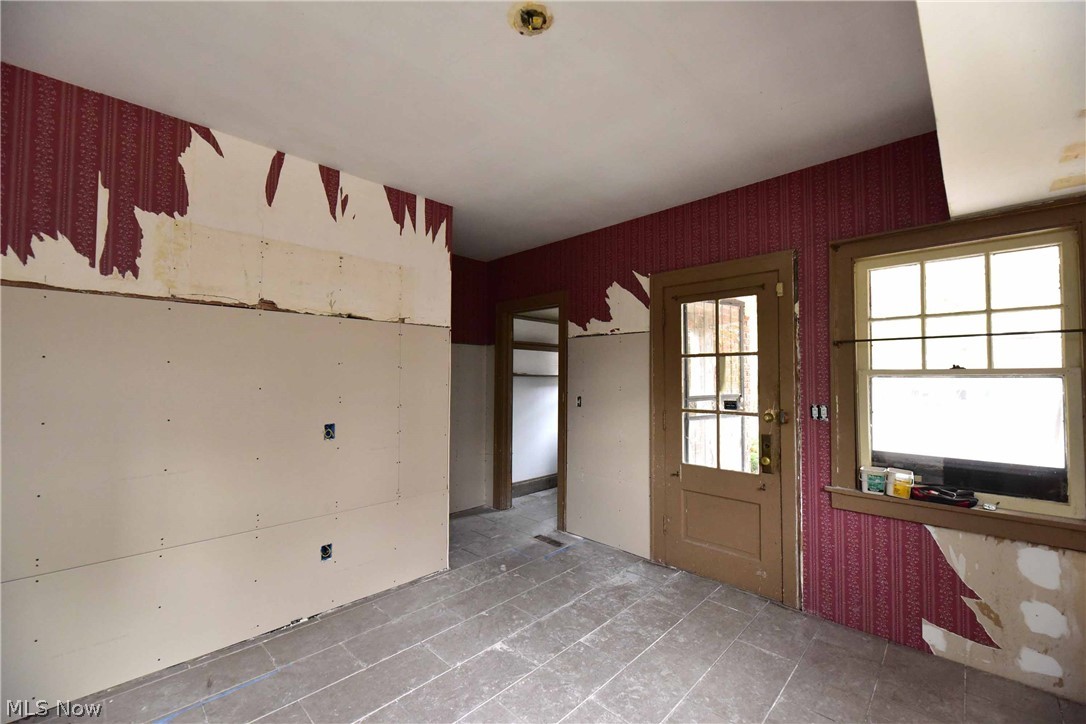 2592 Lee Road Cleveland, OH 44118 - Photo 13 of 23