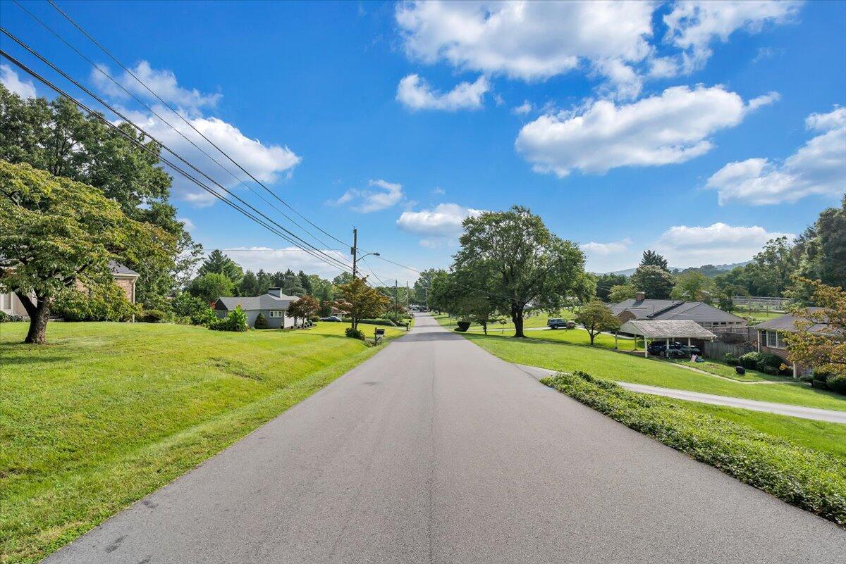 3543 Winding Way Road Southwest Roanoke, VA 24015 - Photo 11 of 50 ROANOKE'S BEST STREET!
