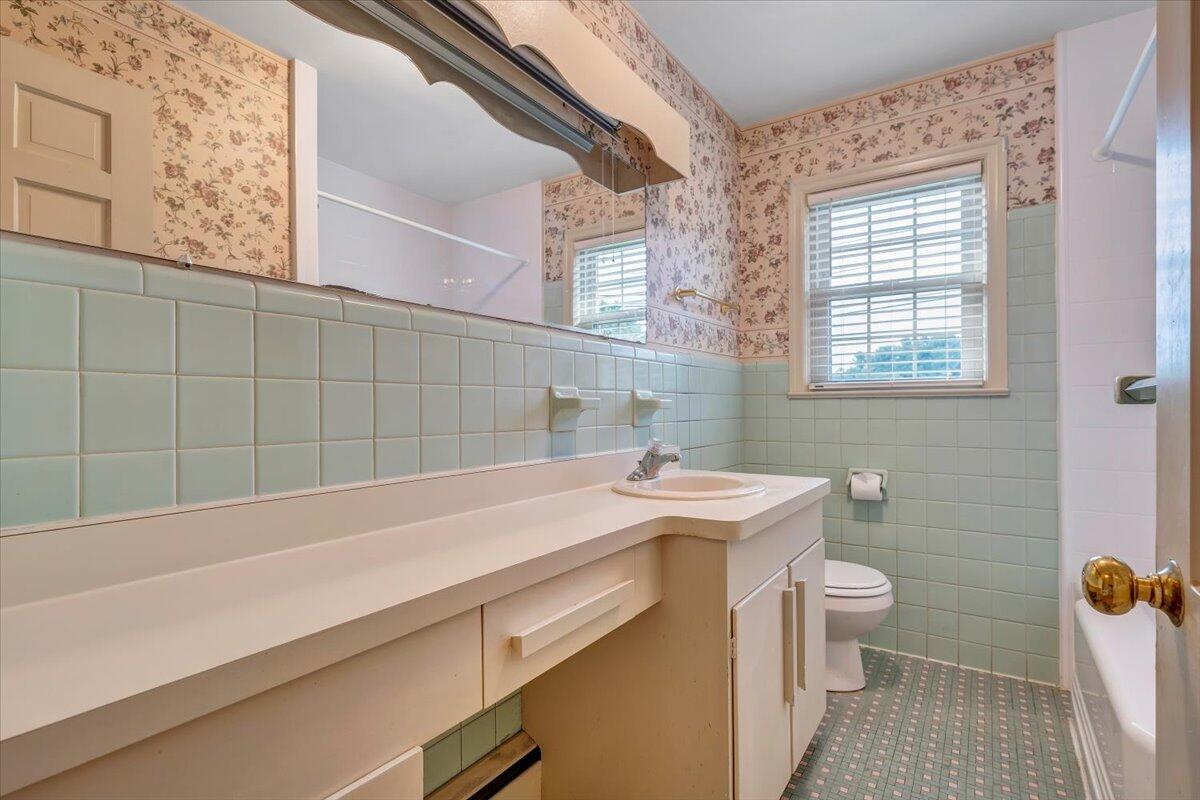 3543 Winding Way Road Southwest Roanoke, VA 24015 - Photo 34 of 50 FULL UPSTAIRS BATH