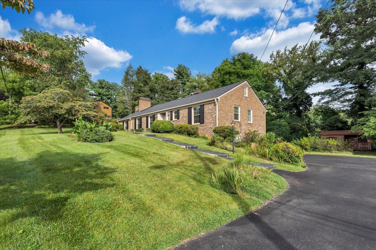 3543 Winding Way Road Southwest Roanoke, VA 24015 - Photo 4 of 50 NICE DRIVEWAY!!