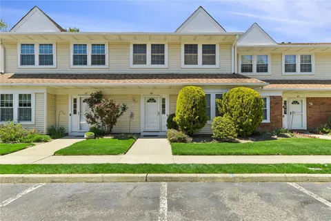 $499,000 | 46 Gazebo Lane, Holtsville, NY 11742