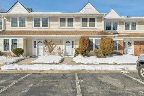 $519,900 | 46 Gazebo Lane, Holtsville, NY 11742