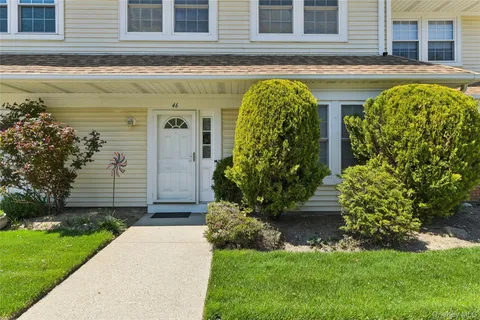 $499,000 | 46 Gazebo Lane, Holtsville, NY 11742