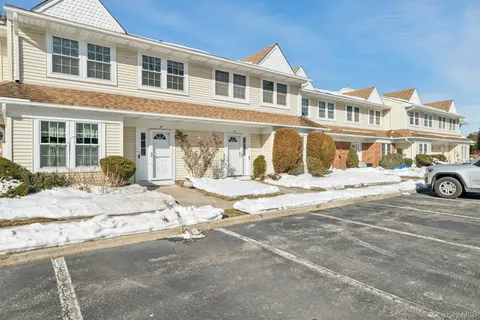 $519,900 | 46 Gazebo Lane, Holtsville, NY 11742