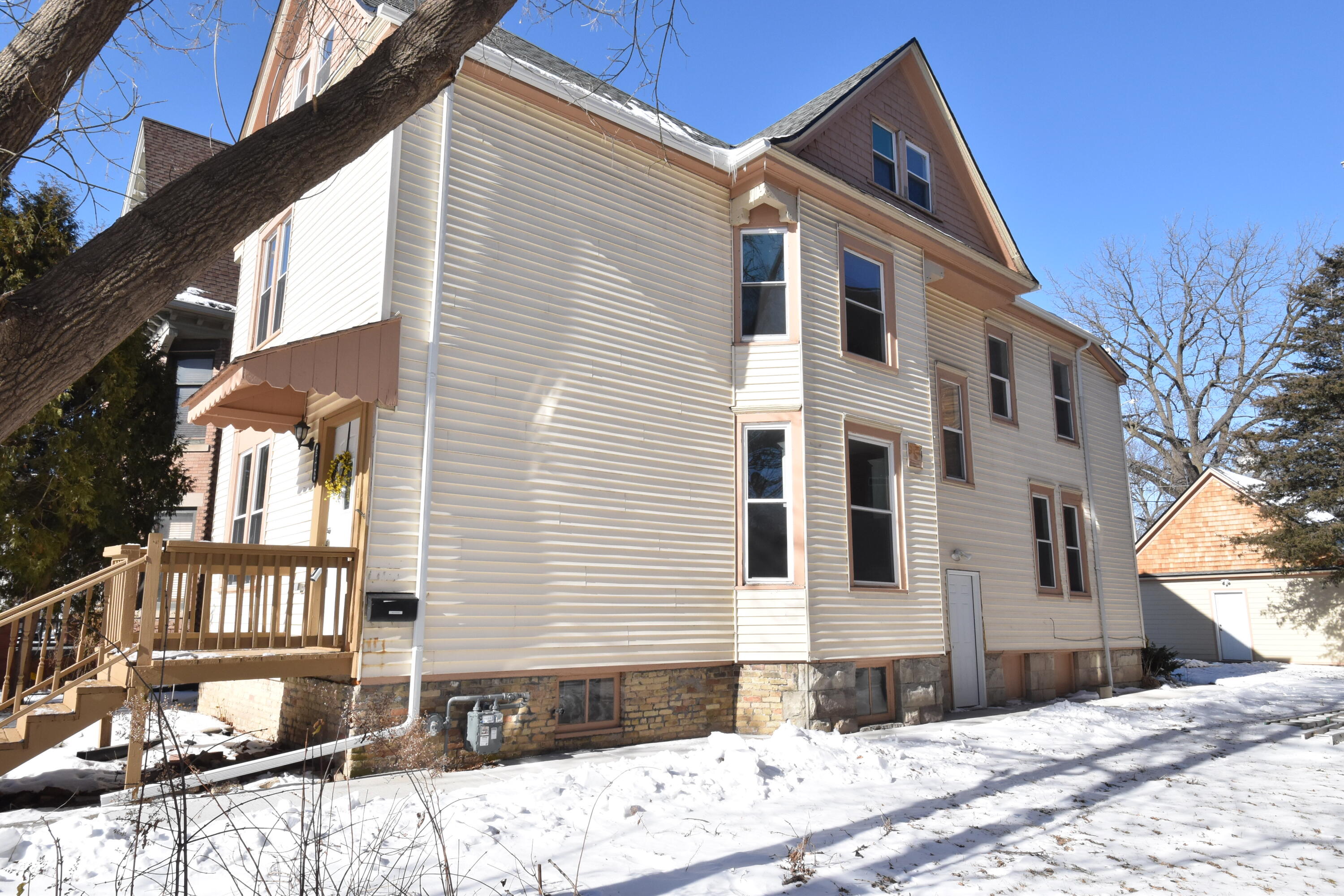 3002 West Kilbourn Avenue Milwaukee, WI 53208 - Photo 47 of 47 Side Yard