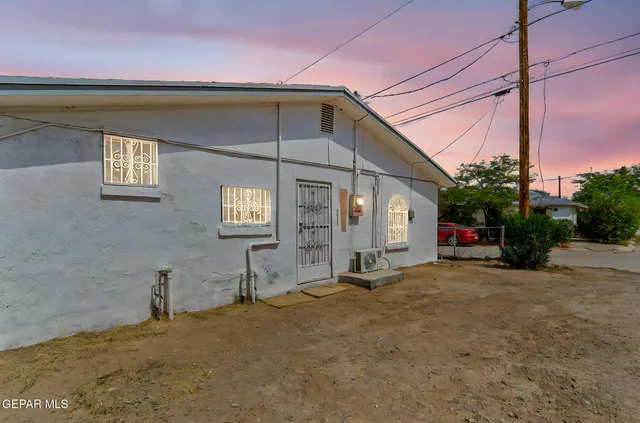 a view of a house with porch and a yard