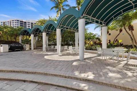 $1,295,000 | 888 Brickell Key Drive, Unit 1207, Miami, FL 33131
