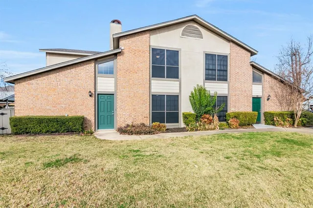 a view of a house with backyard and garden