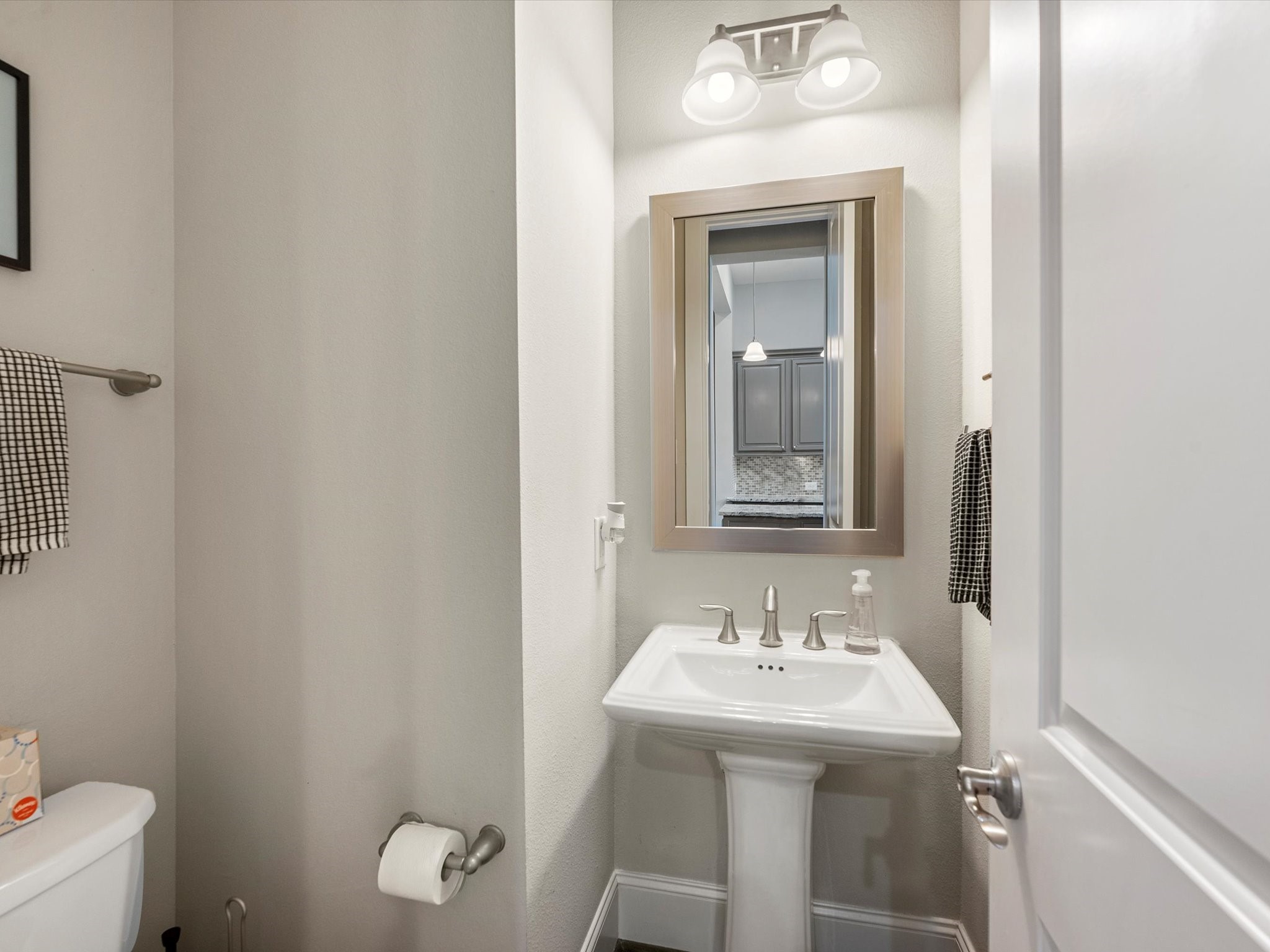5467 Larkin Street Houston, TX 77007 - Photo 14 of 33 a bathroom with a sink and a mirror