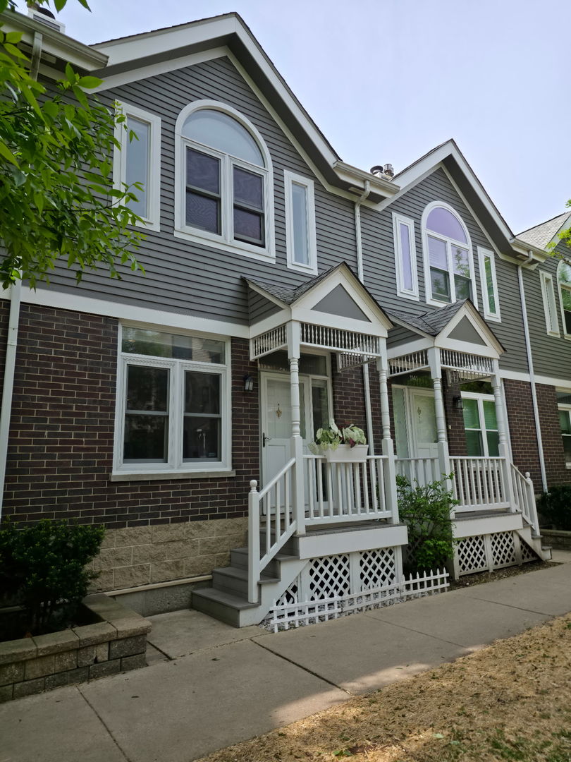1139 West Roscoe Street Chicago, IL 60657 - Photo 1 of 28 a front view of a house