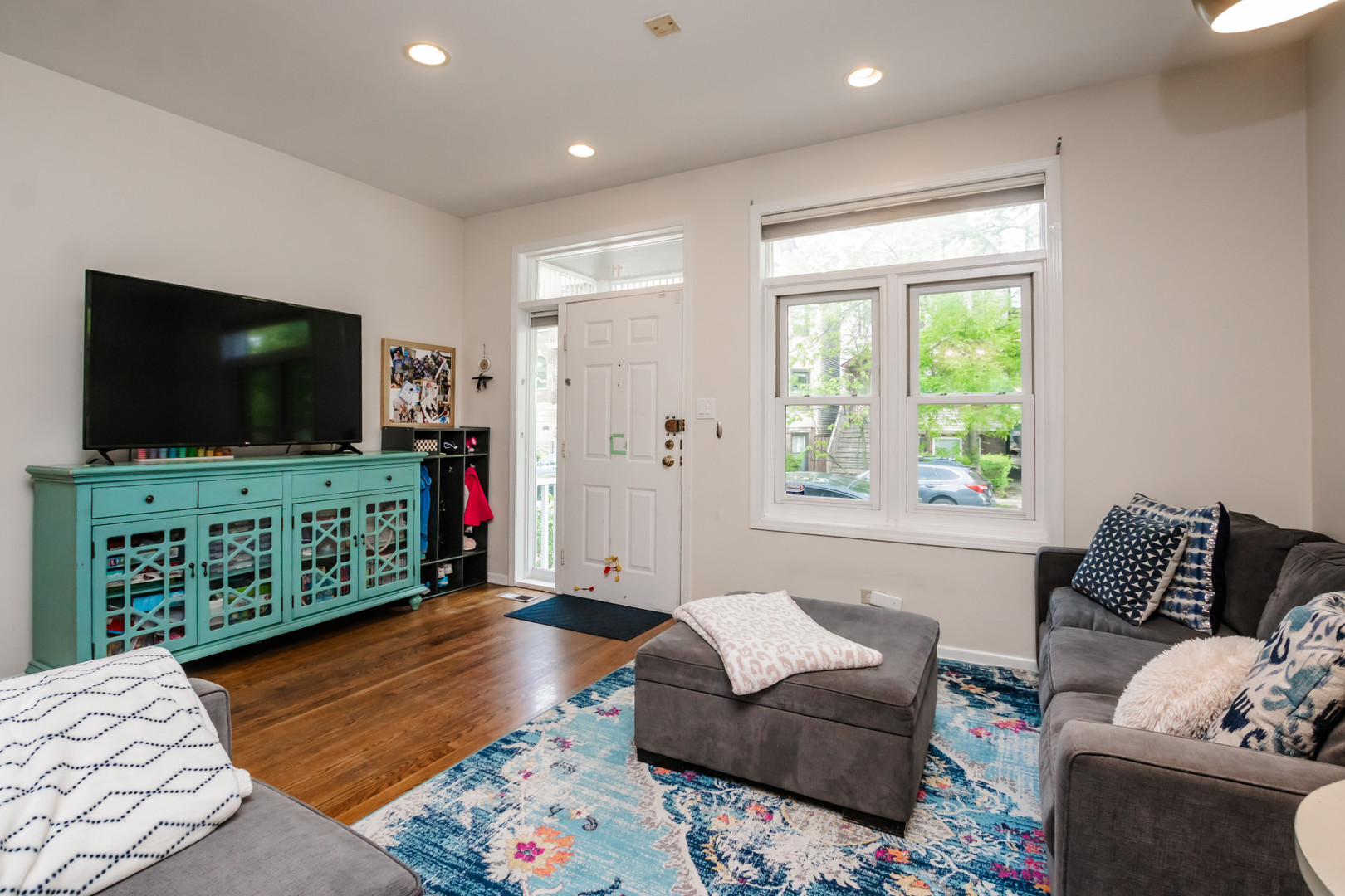 1139 West Roscoe Street Chicago, IL 60657 - Photo 3 of 28 a living room with furniture and a flat screen tv