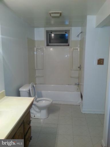 3804 Cedarhurst Road Baltimore, MD 21206 - Photo 5 of 13 Bath
