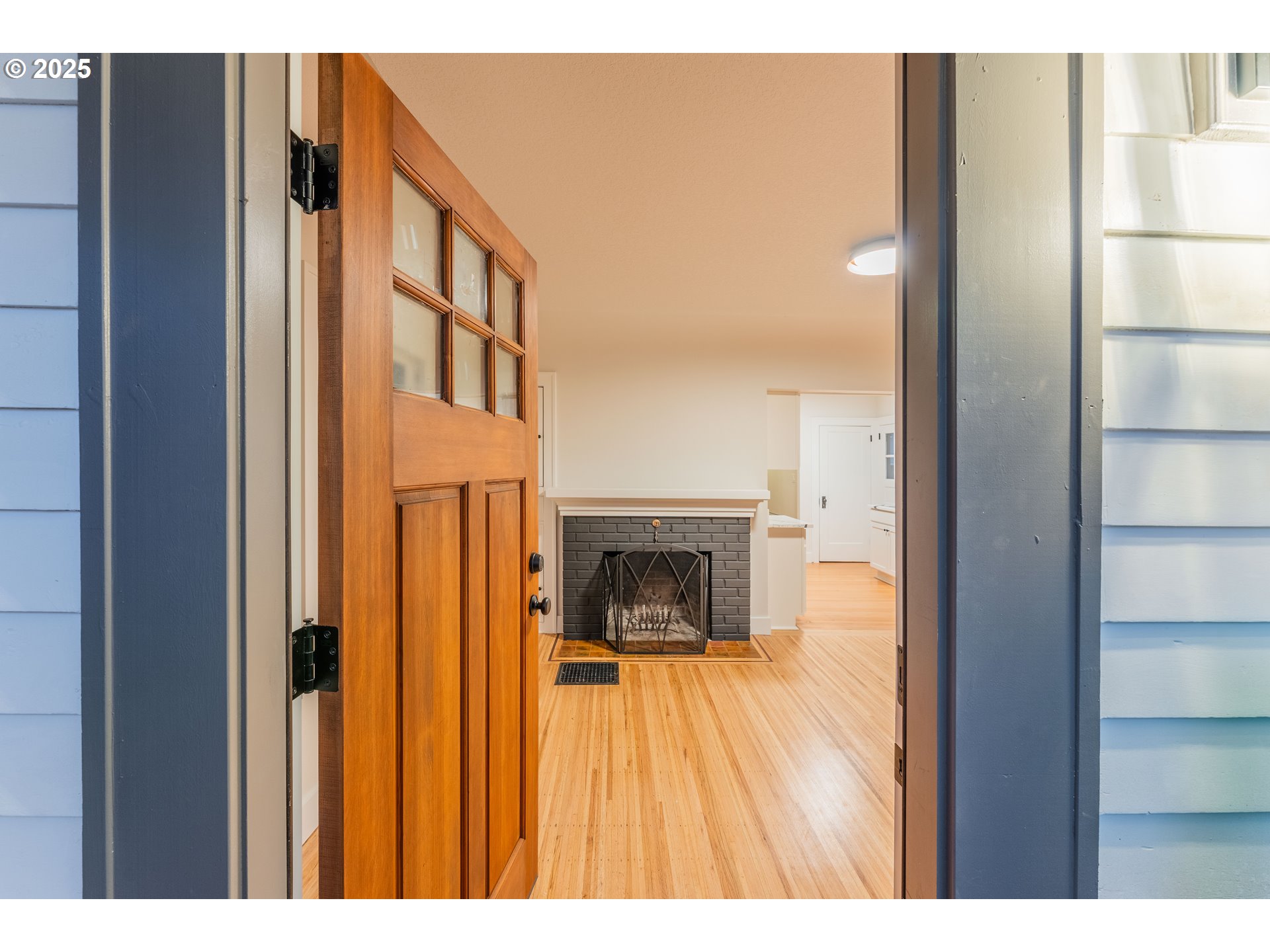 1006 Northeast 72nd Avenue Portland, OR 97213 - Photo 4 of 26 Living Room/Entrance