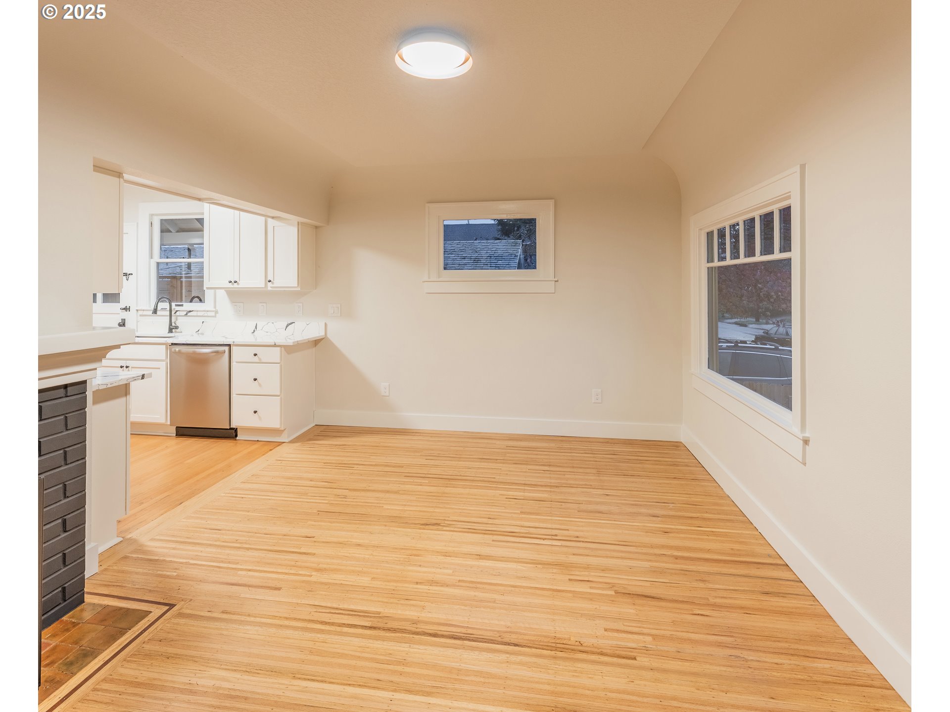 1006 Northeast 72nd Avenue Portland, OR 97213 - Photo 6 of 26 Living Room/Dining Room