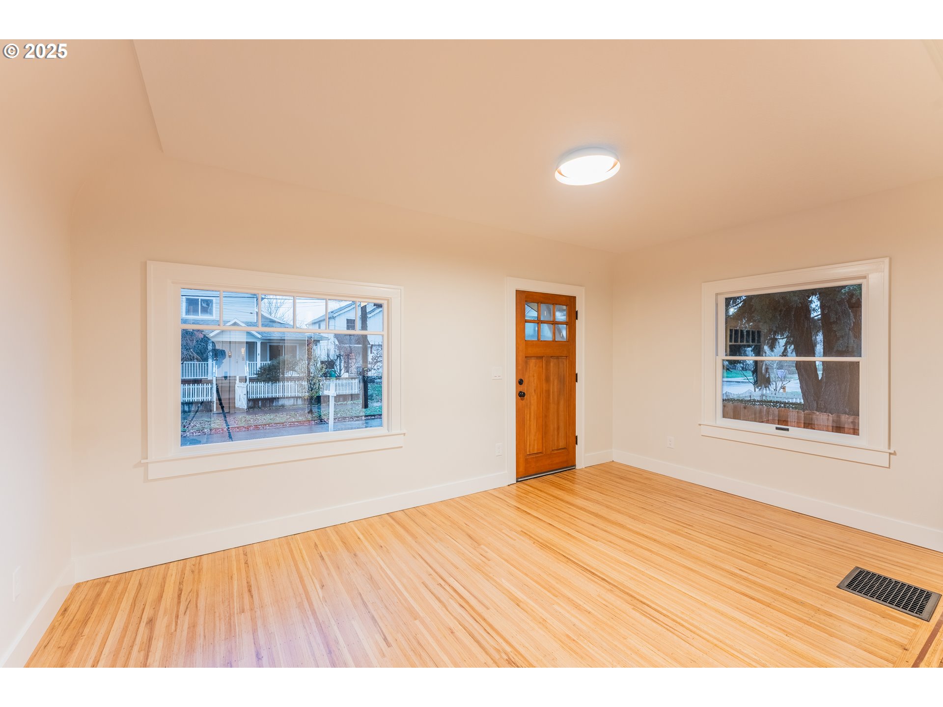 1006 Northeast 72nd Avenue Portland, OR 97213 - Photo 7 of 26 Living Room/Entrance