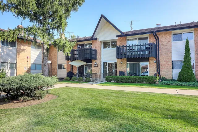$185,000 | 16 B Kingery Quarter, Unit 208, Willowbrook, IL 60527
