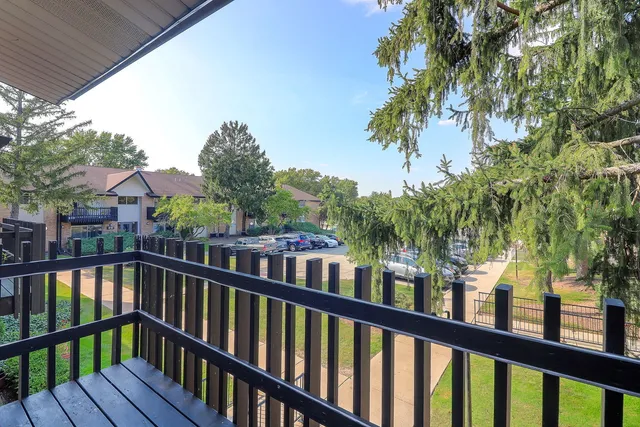 $185,000 | 16 B Kingery Quarter, Unit 208, Willowbrook, IL 60527