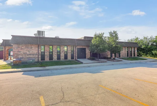 $185,000 | 16 B Kingery Quarter, Unit 208, Willowbrook, IL 60527