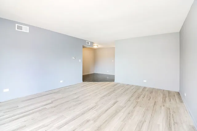 $185,000 | 16 B Kingery Quarter, Unit 208, Willowbrook, IL 60527