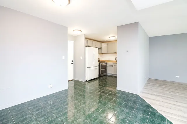 $185,000 | 16 B Kingery Quarter, Unit 208, Willowbrook, IL 60527