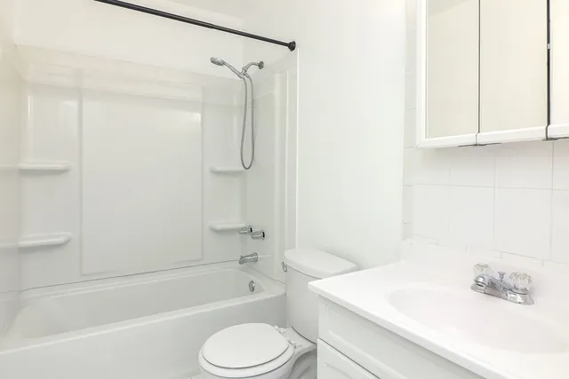 $185,000 | 16 B Kingery Quarter, Unit 208, Willowbrook, IL 60527