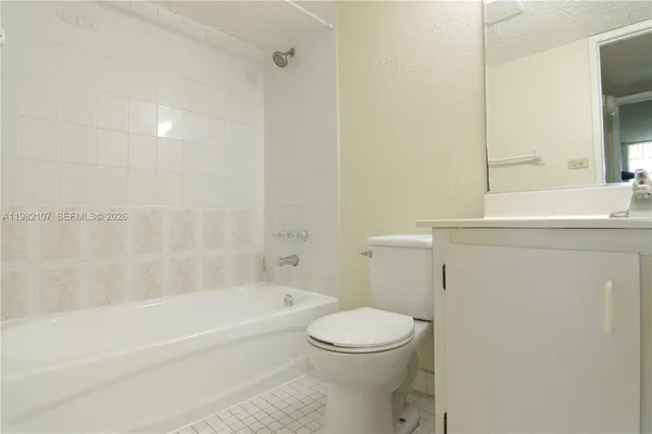 $1,725 | 4550 Northwest 9th Street, Unit 815E, Miami, FL 33126