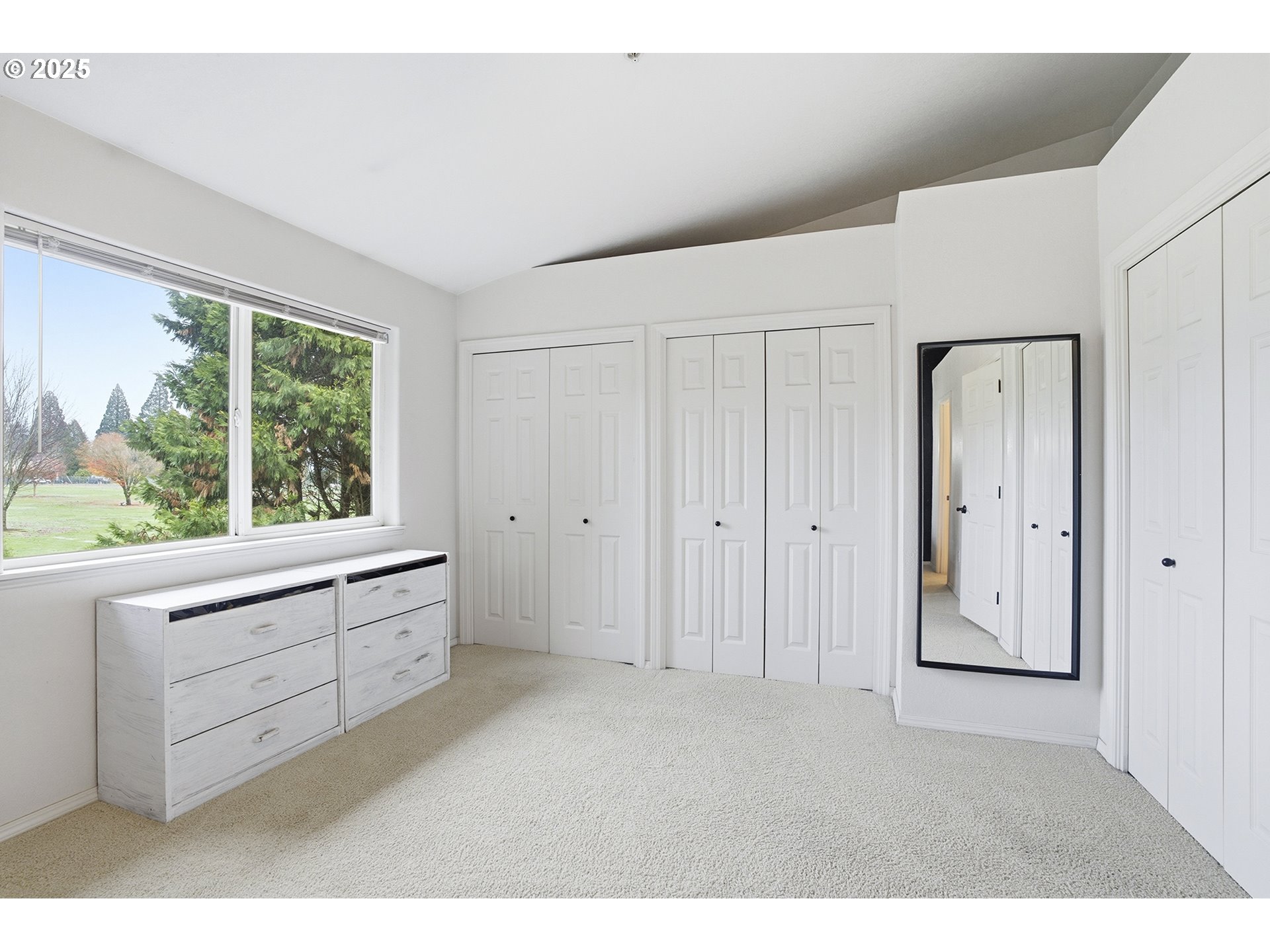 445 Harris Lane Oregon City, OR 97045 - Photo 19 of 29 a view of room with window and cabinet