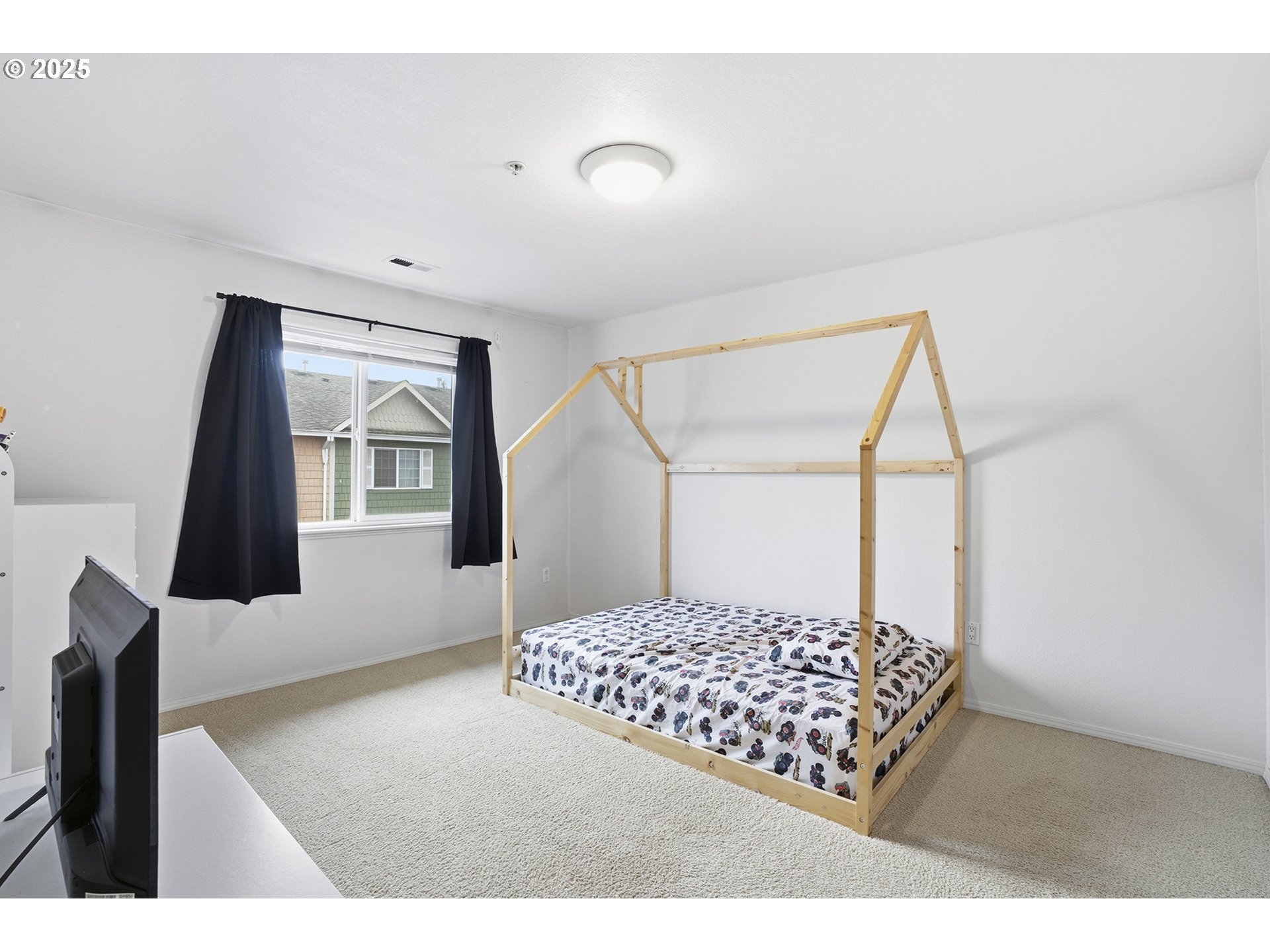 445 Harris Lane Oregon City, OR 97045 - Photo 21 of 29 a living room with a couch and a coffee table