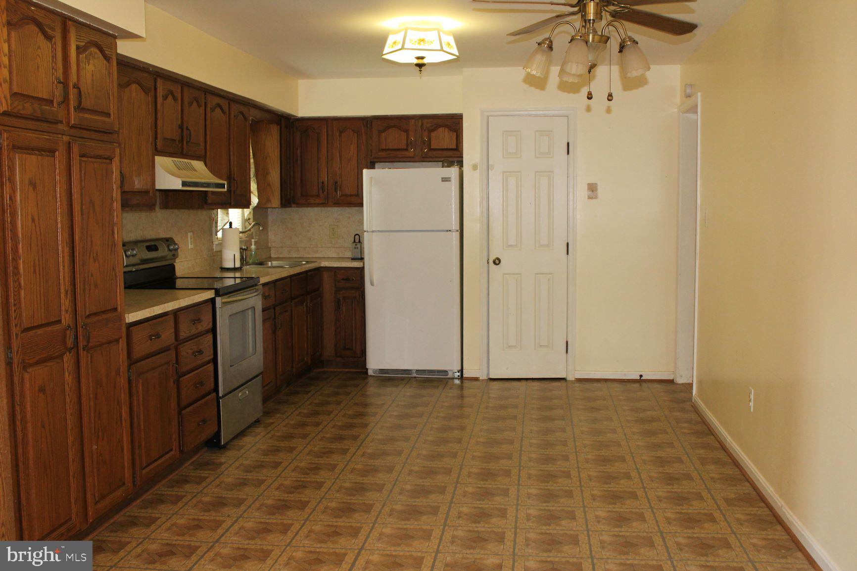 4227 Belvoir Road Marshall, VA 20115 - Photo 14 of 43 Eat in kitchen right off laundry room & garage