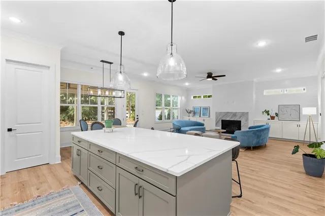 a large kitchen with kitchen island a large island in it