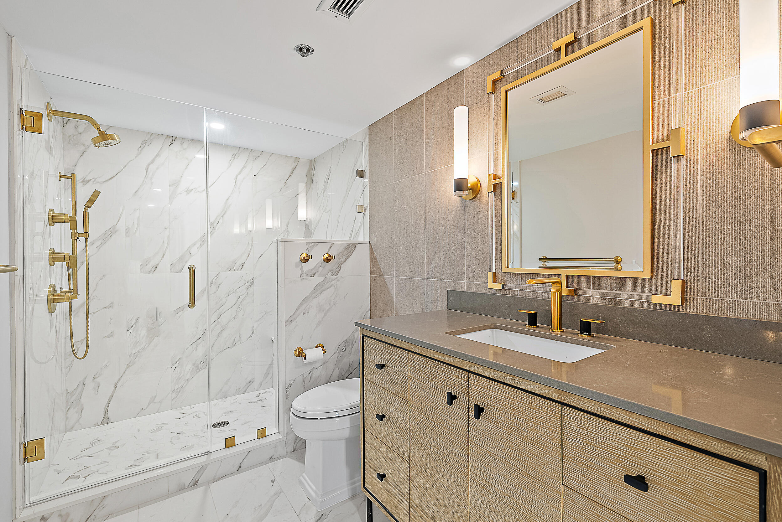 16910 Bay Street, Unit E204 Jupiter, FL 33477 - Photo 13 of 27 2nd Guest Bath