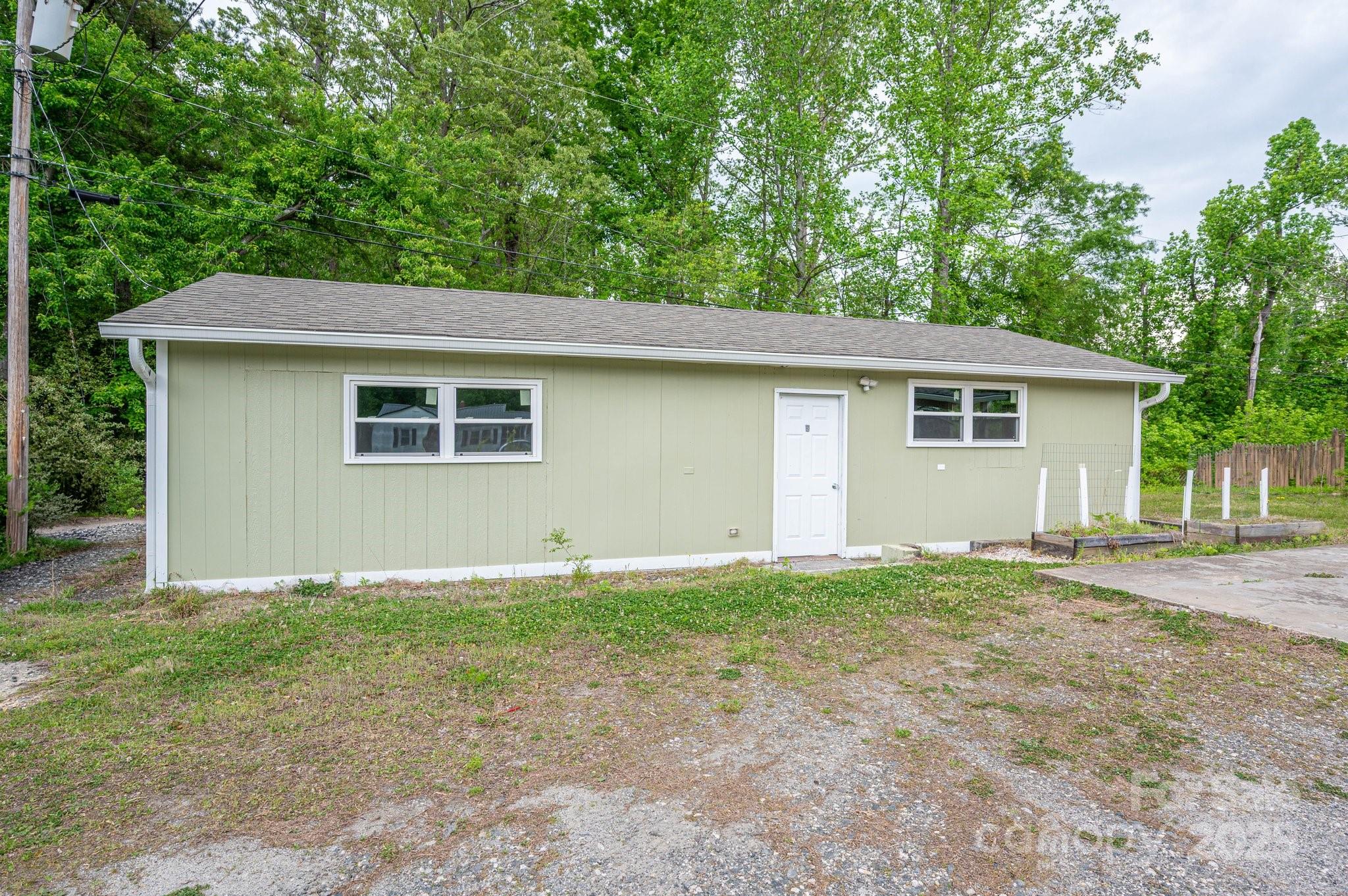 400 North Houser Street Cherryville, NC 28021 - Photo 4 of 26 a house that has a tree in front of it
