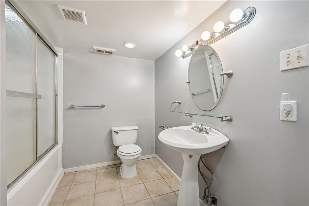 139 Willow Road Apollo, PA 15613 - Photo 28 of 36 a bathroom with a sink toilet and a mirror