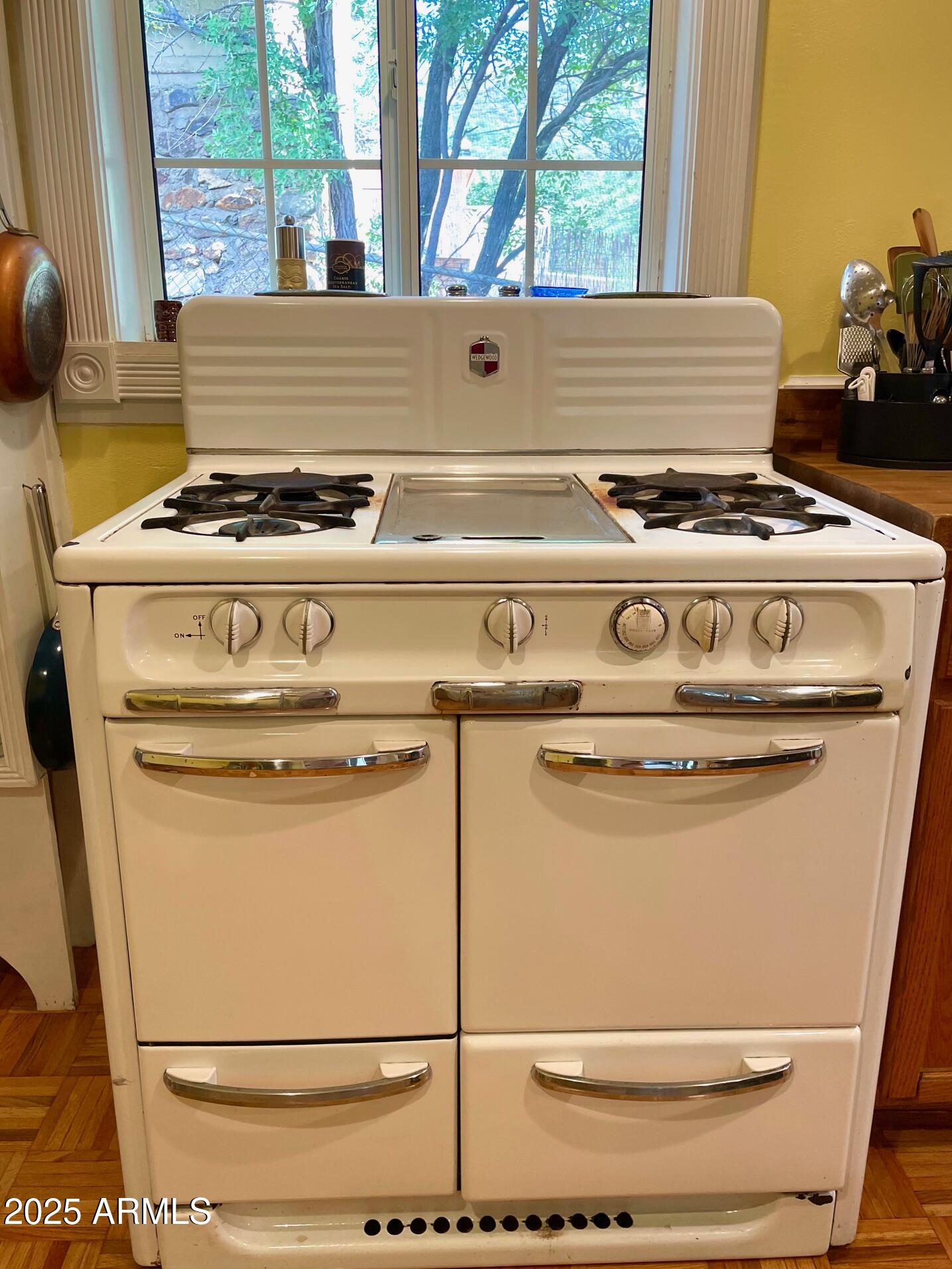 10 Locklin Avenue Bisbee, AZ 85603 - Photo 20 of 35 a close view of stove